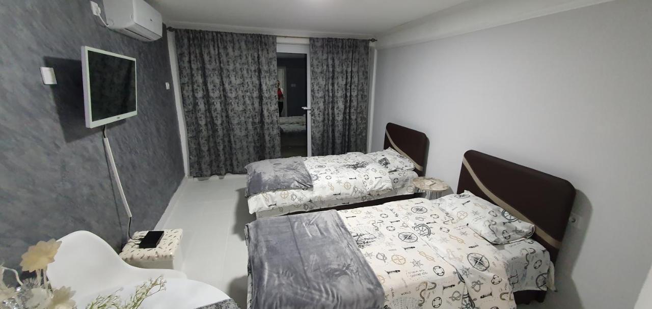 Cozzy Apartment Near The Aiport Podgorica Esterno foto