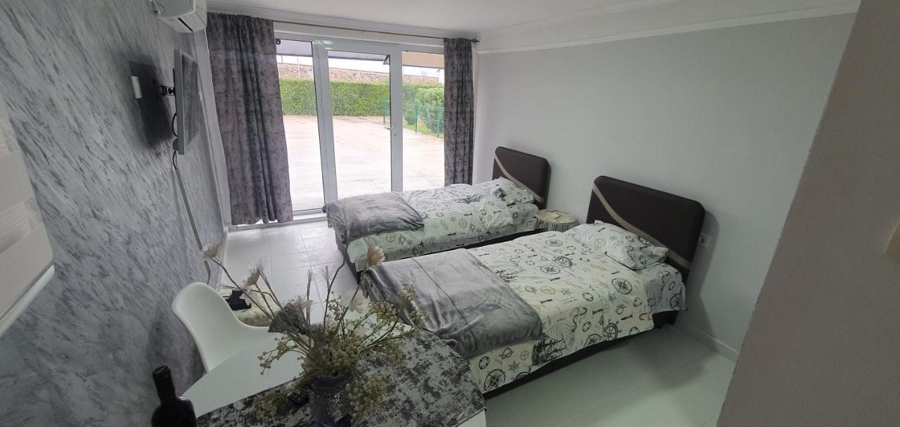 Cozzy Apartment Near The Aiport Podgorica Esterno foto