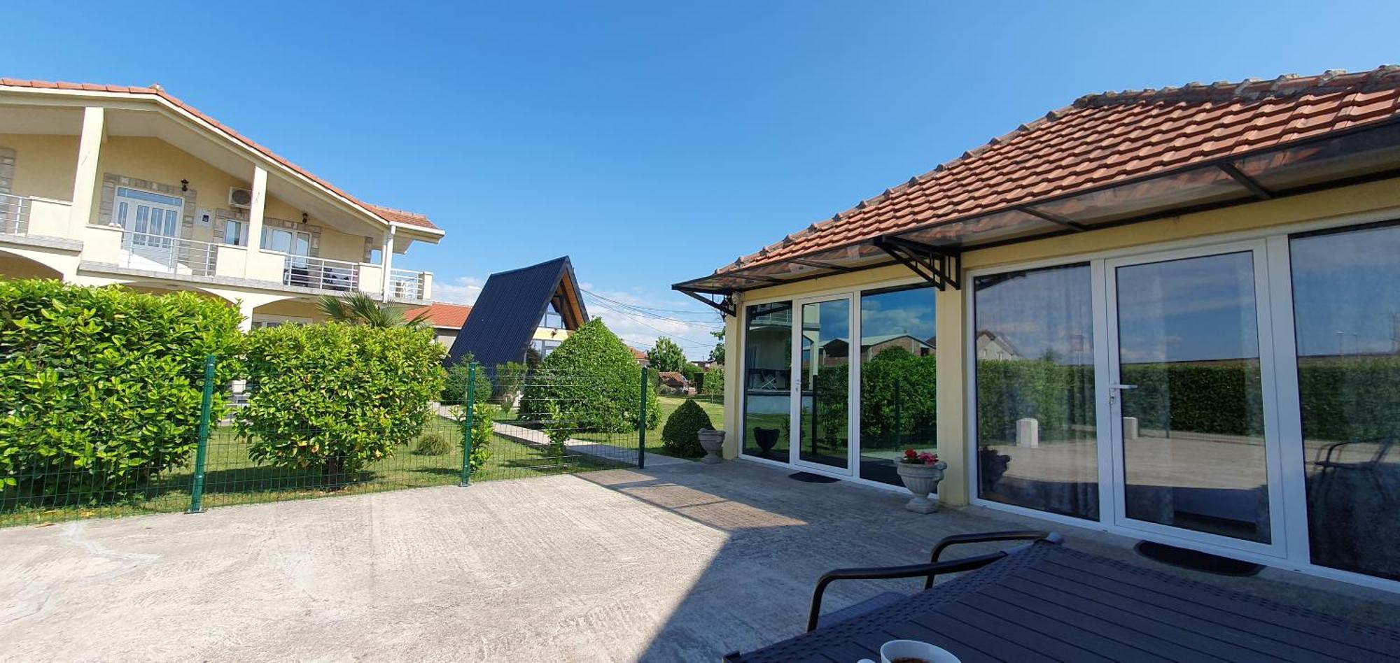 Cozzy Apartment Near The Aiport Podgorica Esterno foto